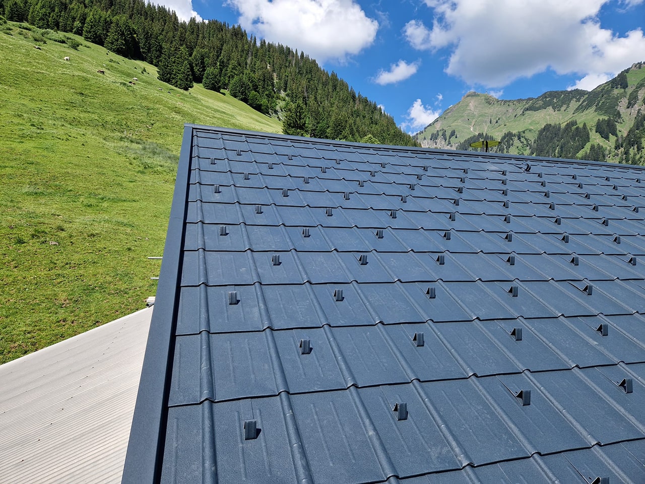 Modulares Metalldach – vorbereitet für Schneefangsysteme.
