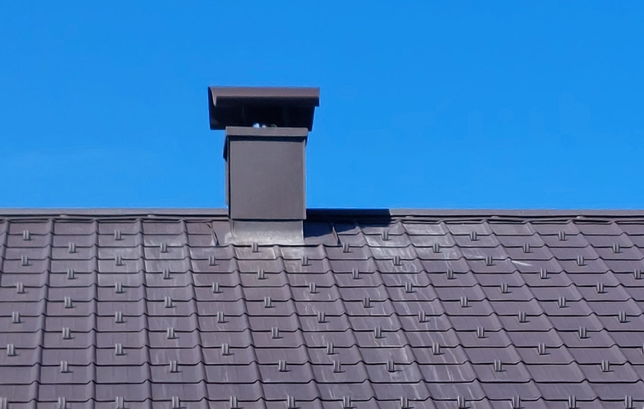 Steildach mit Kaminverkleidung – millimetergenau eingepasst.