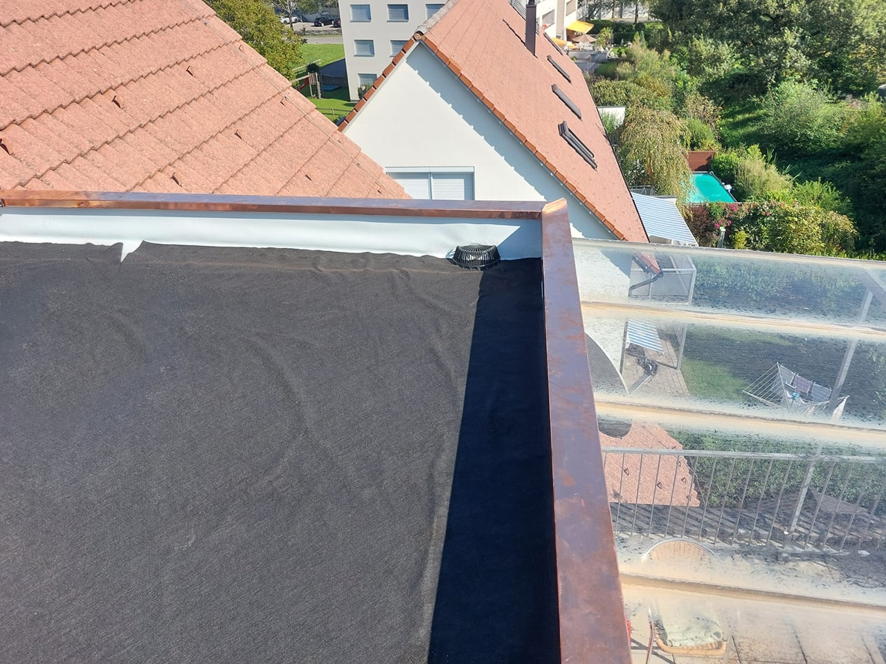 Attikaabschluss mit Folienabdichtung – sauber verarbeitet, zuverlässig dicht.
