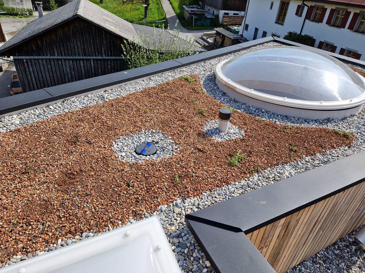Gründach mit Lichtkuppel – nachhaltig, durchdacht und detailverliebt.
