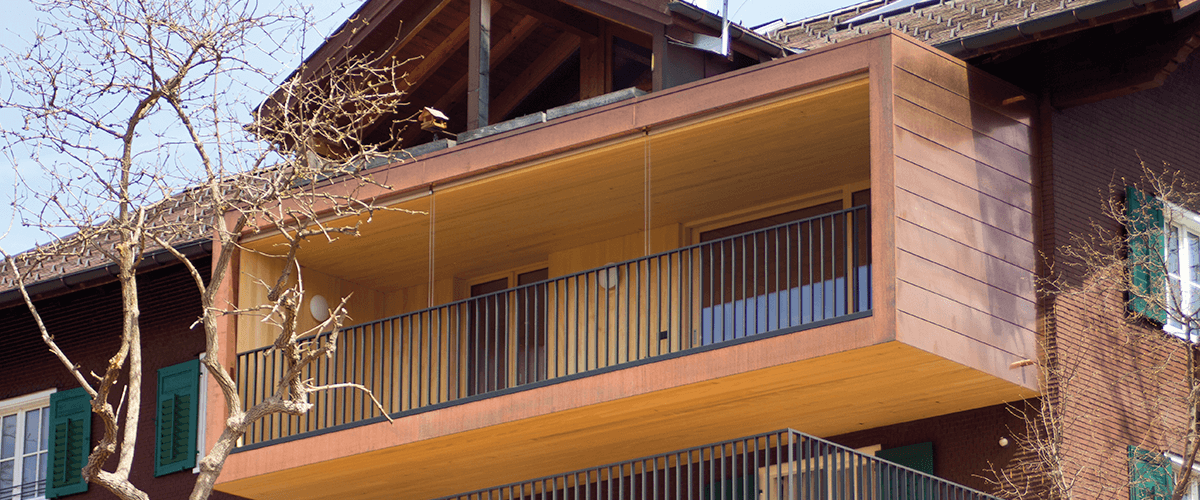 Ein Balkon mit Charakter: Die maßgefertigte Einfassung unterstreicht die klare Architektur und schützt dauerhaft – elegantes Handwerk auf den Punkt gebracht.
