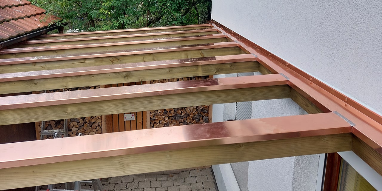 Kupferverkleidete Auflager für ein Vordach – hochwertiger Materialeinsatz trifft präzise Verarbeitung.