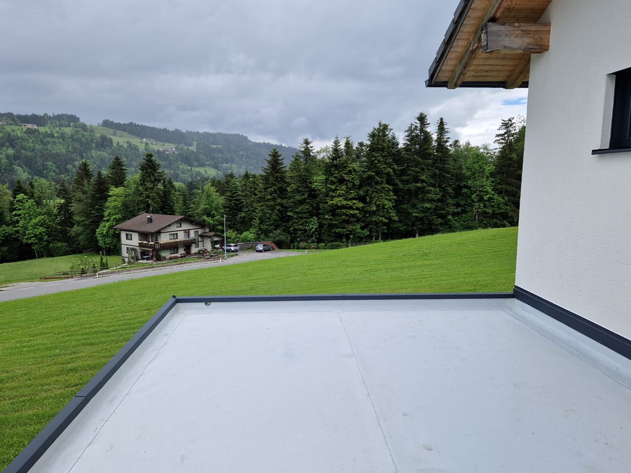 Flachdachterrasse mit umlaufender Attika – sicher abgedichtet für höchsten Wohnkomfort.