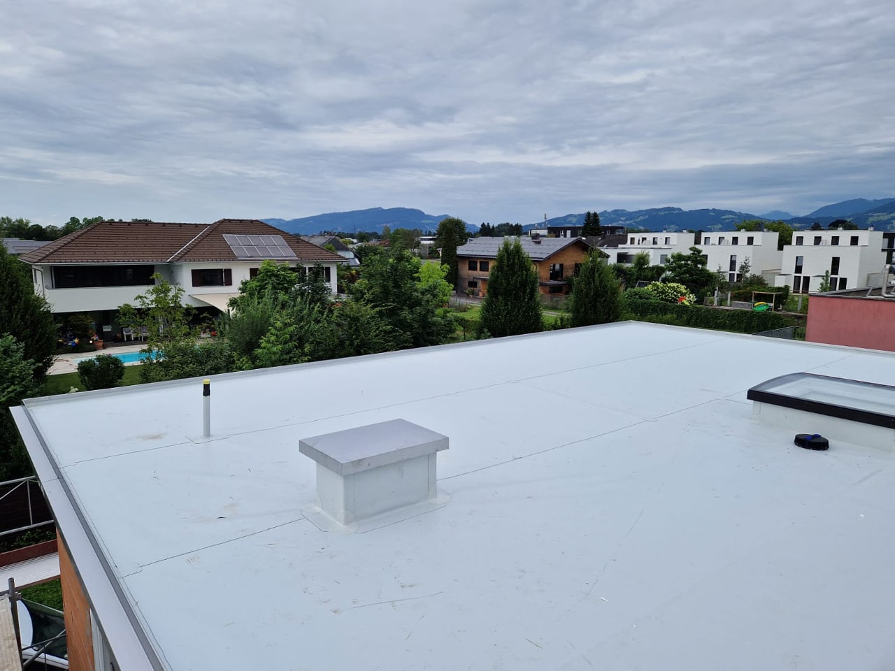 Abdichtungsarbeiten auf dem Flachdach – flächig, exakt, solide geschützt.