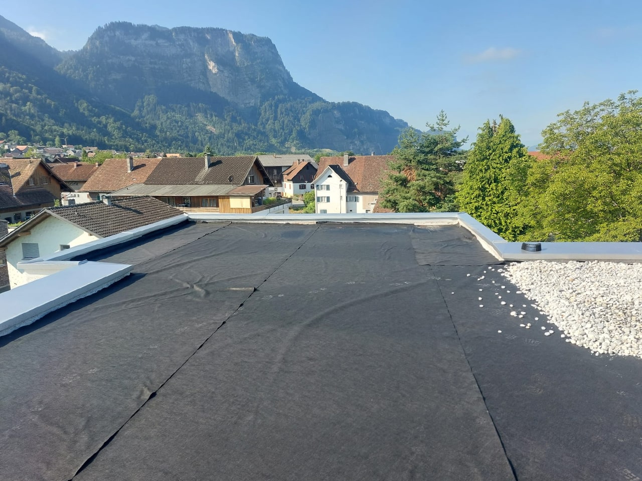 Erste Lage mit Vlies – Grundlage für mehrschichtigen Aufbau.