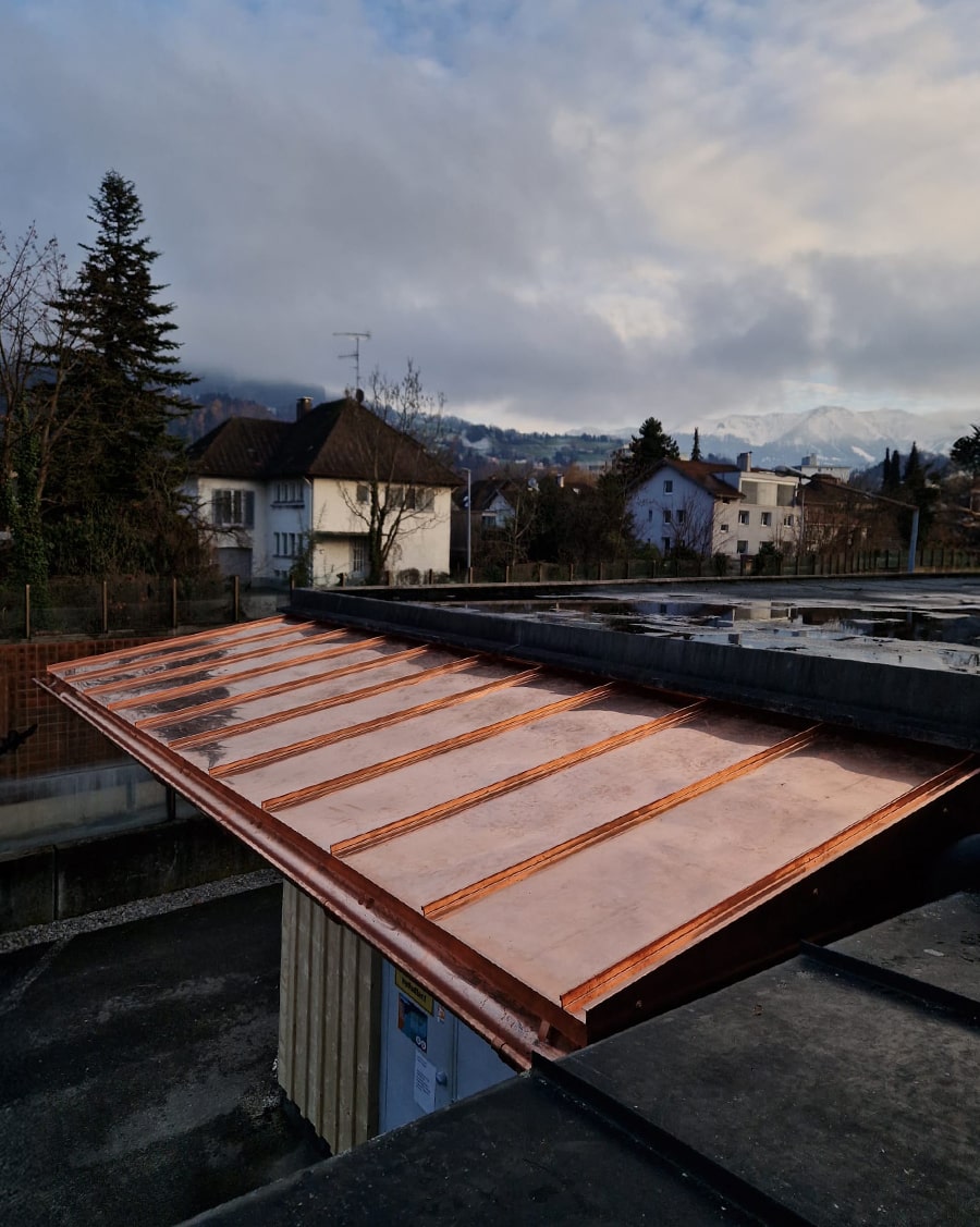 Kupferdach in Stehfalztechnik – elegant, langlebig und perfekt verarbeitet für optimalen Witterungsschutz.