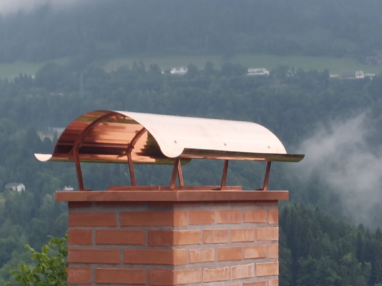 Sonderanfertigung aus Kupfer: Kaminkopf mit formschöner Rundabdeckung – hochwertiger Schutz mit Stil.