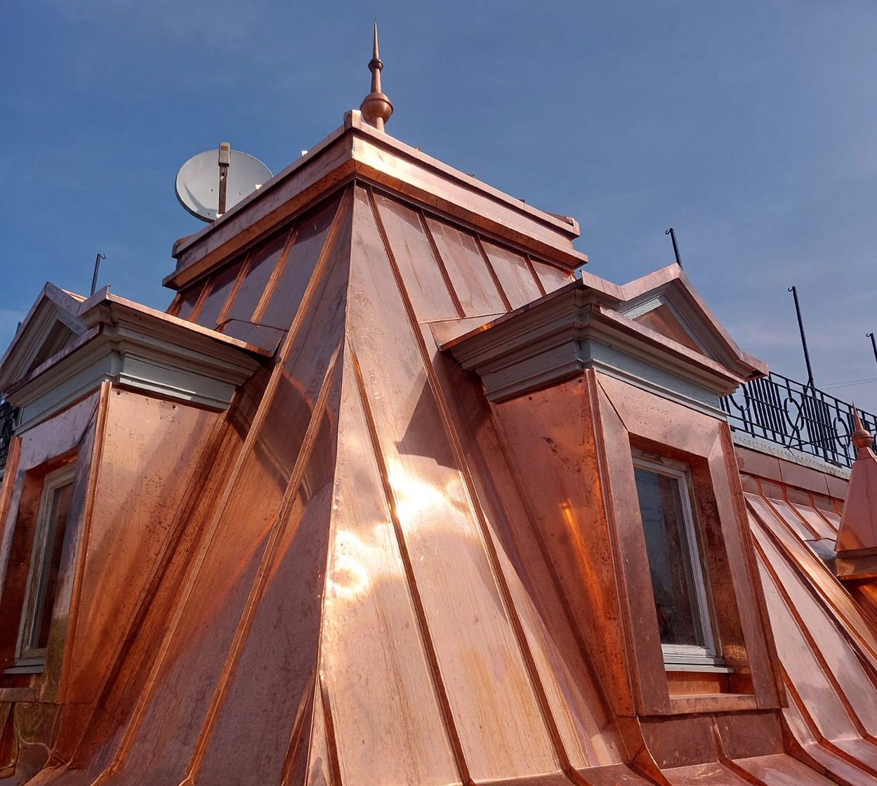 Meisterhafte Spenglerarbeit: Dieses Dach beeindruckt durch seine detailreiche Formgebung und die exakte Stehfalztechnik – traditionelles Handwerk in moderner Präzision.
