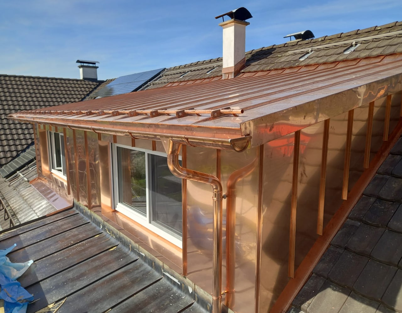 Gaupenverkleidung komplett in Kupfer – von der Dachrinne bis zur Attika. Eine handwerklich anspruchsvolle Maßarbeit mit hochwertigem Material.