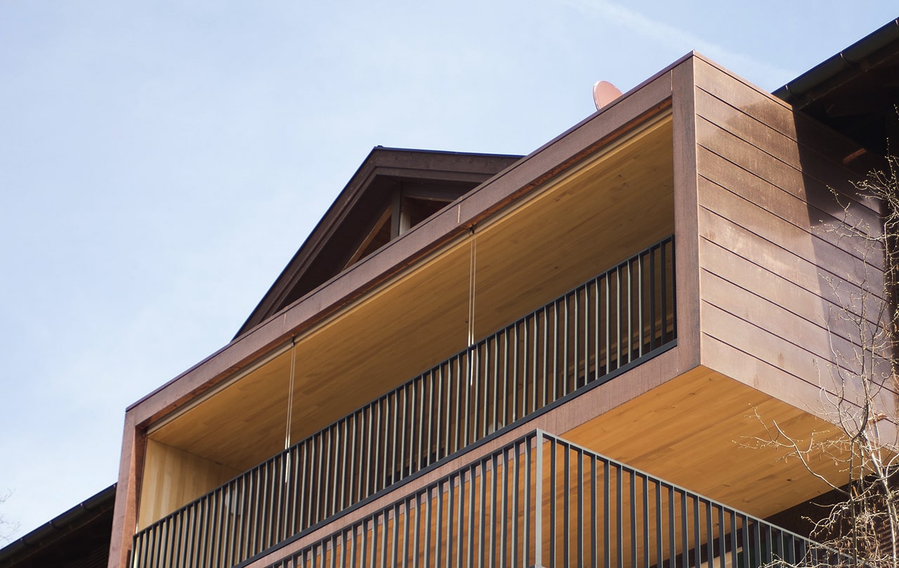 Reduzierte Linienführung mit Aluminium – moderne Fassadengestaltung für private Wohnbauten.