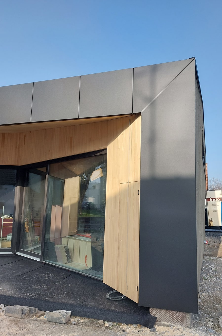 Zeitgemäße Fassadengestaltung mit präzise eingesetzten Materialien – kontraststark und hochwertig.