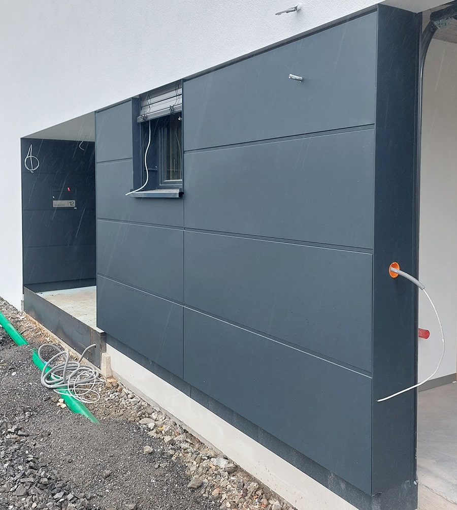 Geradlinige Metallverkleidung mit klaren Übergängen – formstabil, pflegeleicht und exakt montiert.