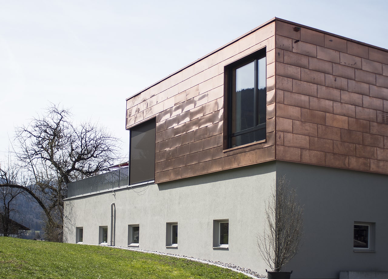 Geradlinige Kupferfassade mit Fensterintegration – Funktion und Form in perfektem Gleichklang.