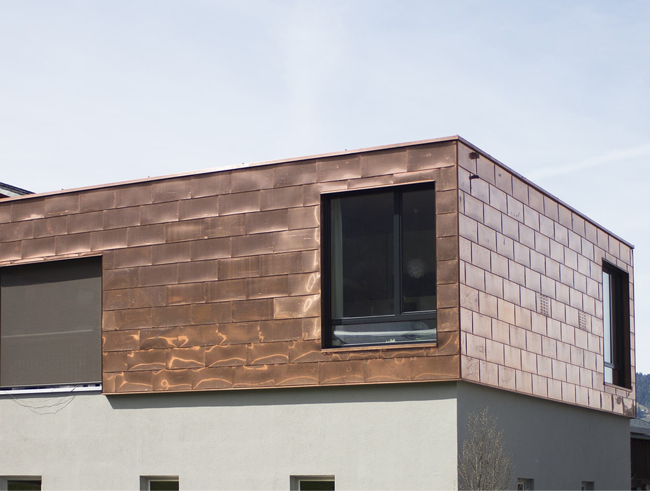 Fensterlaibung und Fassade aus Kupfer – individuell gefertigt, langlebig und mit charaktervoller Patina in Aussicht.