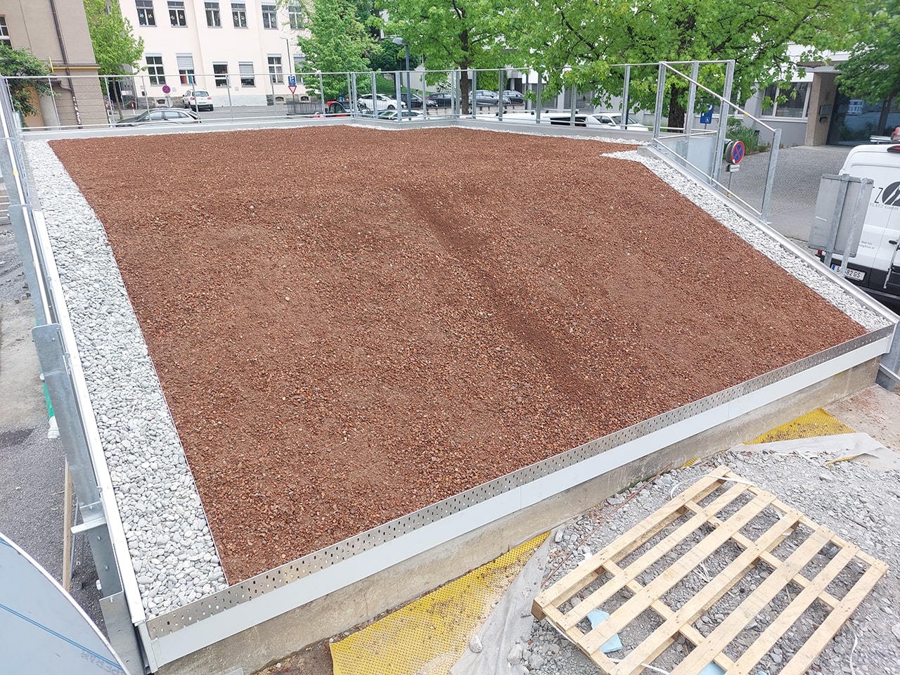 Spezialdach mit kompletter Einfassung – fachgerecht abgedichtet und langlebig geschützt.