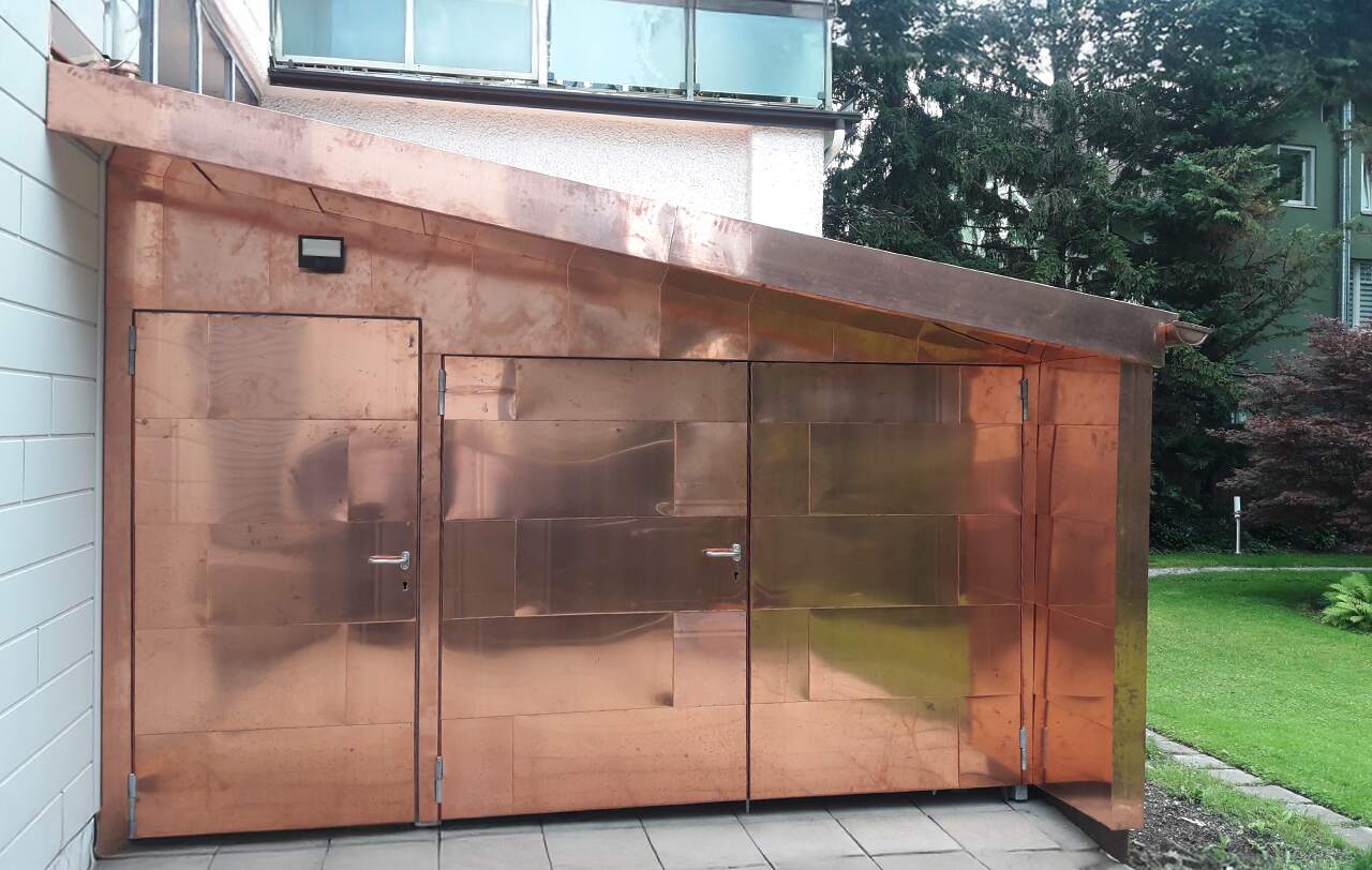 Individuell verkleideter Anbau in Metall – präzise gefertigt, architektonisch eingebettet und funktional durchdacht bis ins Detail.